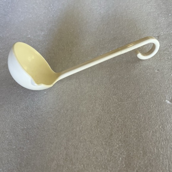 Vintage Tupperware White Ladle Spoon Hong Kong 5.5" - Picture 1 of 4